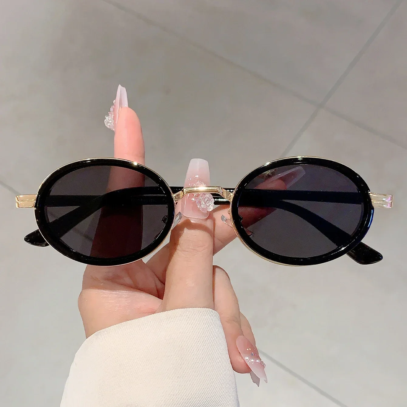 Retro Punk โลหะ Shades อินเทรนด์ Ins ออกแบบแบรนด์แว่นตากันแดดผู้หญิง Hip Pop อนาคต Chic แว่นตากันแดดรูปไข่สําหรับชาย