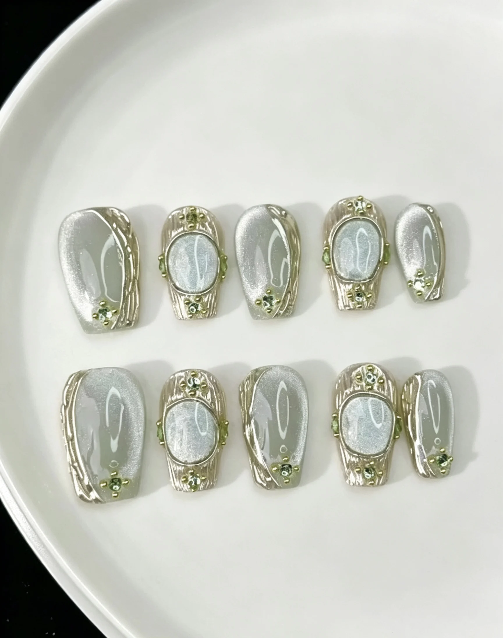 10-Piece Set of Gentle, High-End Nail Tips with Crystal Cat's Eye Retro Embossed Gemstones, Trapezoidal Shape, Handmade Wearable Nails, Simple and High-End, Not Easy to Clash with Other Styles, Can Be Worn Repeatedly, and Won'T Damage the Natural Nails