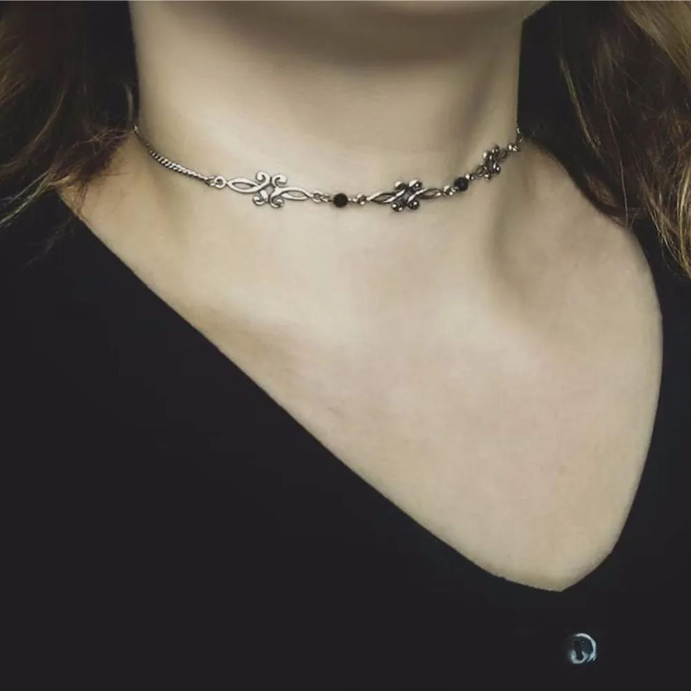 Image of Gothic Retro Silber Farbe Ausgehöhlte Muster Schwarz Glas Perlen Kurze Halskette für Frauen Hip-hop Punk Schmuck Zubehör geschenke