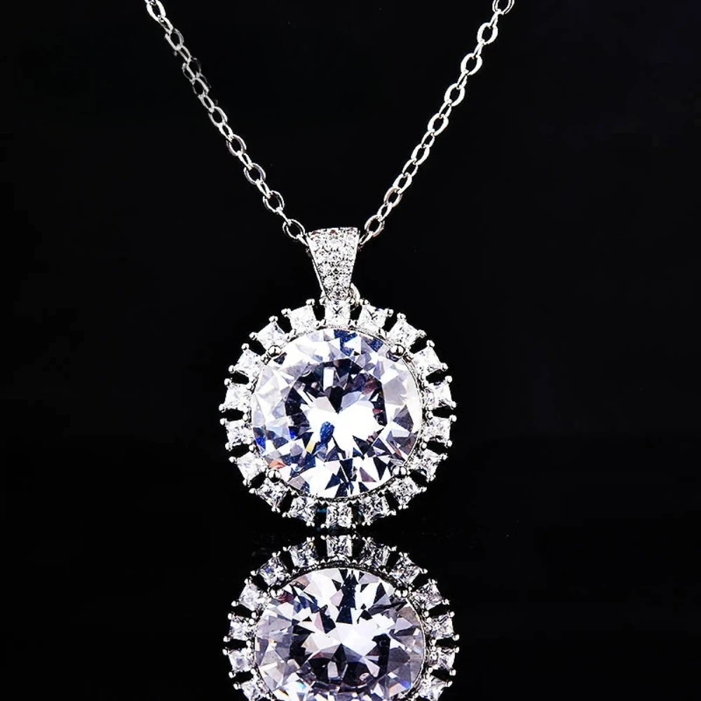 Luxuriöser halbvergoldeter 925er Sterlingsilber-Anhänger mit ultrahellem blauem Saphir. Bunte Edelstein-Halskette, entworfen für Frauen. – Detail 7