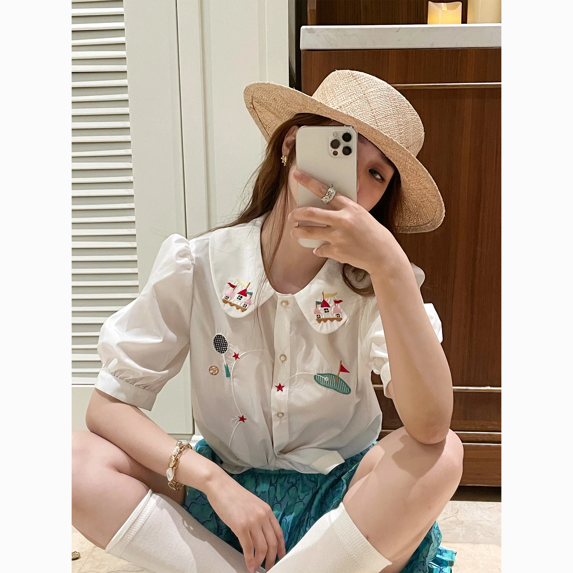 

Белая женская блузка с воротником-стойкой и принтом «Замок», осенняя модная дизайнерская уникальная очаровательная блузка в корейском стиле с V-образным вырезом