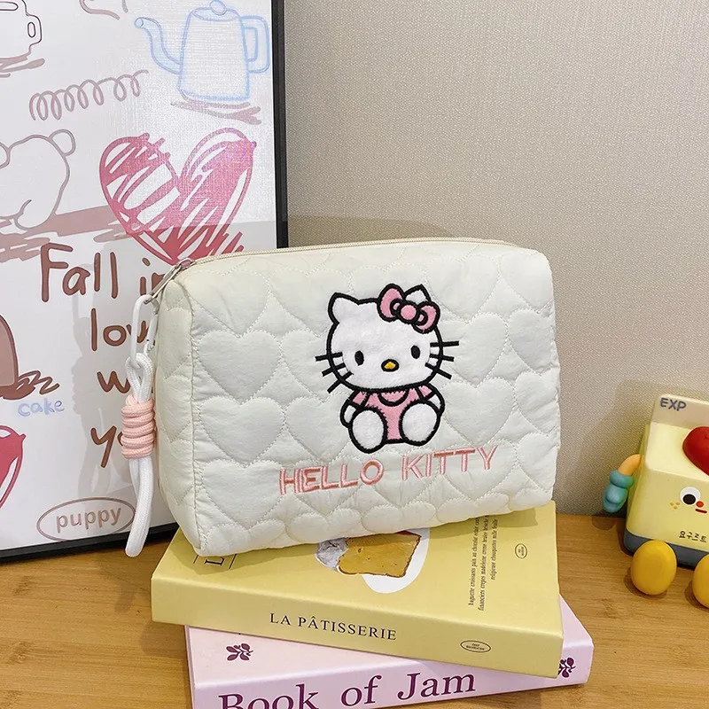 Hello Kitty Niedliche gesteppte Make-up-Tasche mit weicher Wolkentextur, großes Fassungsvermögen, Reise-Kosmetik-Aufbewahrungstasche, Kulturbeutel, Damengeschenke – Detail 2