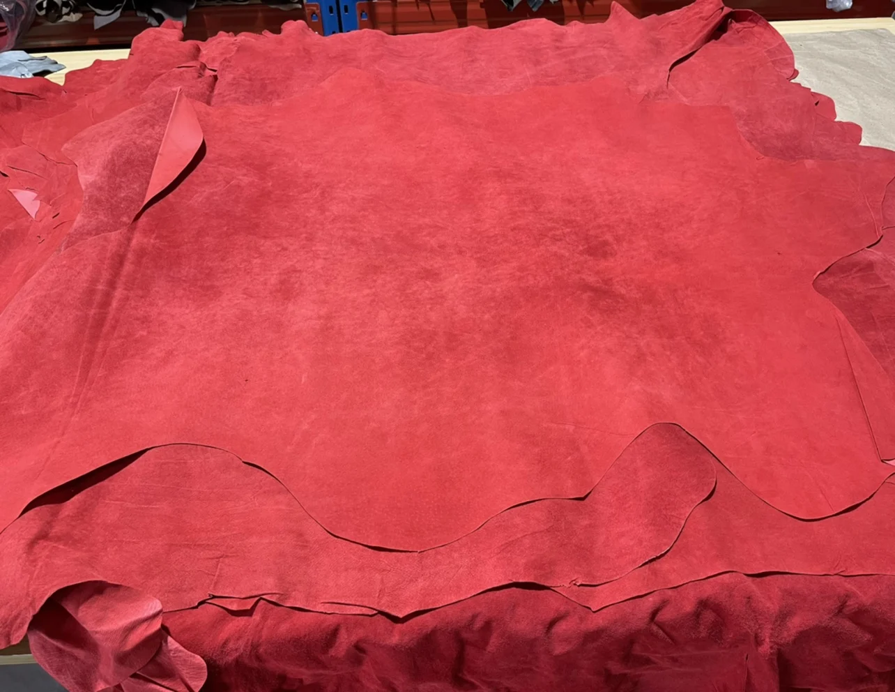 

Bright red top layer pigskin leather suede leather thickness 0.5mm Inside the skin13-15 SF