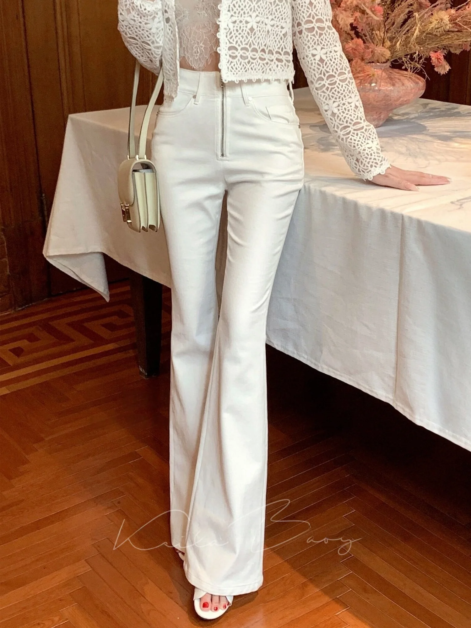 

Женские джинсы-клеш с высокой талией: модные, облегающие, повседневные, классические, универсальные, из денима