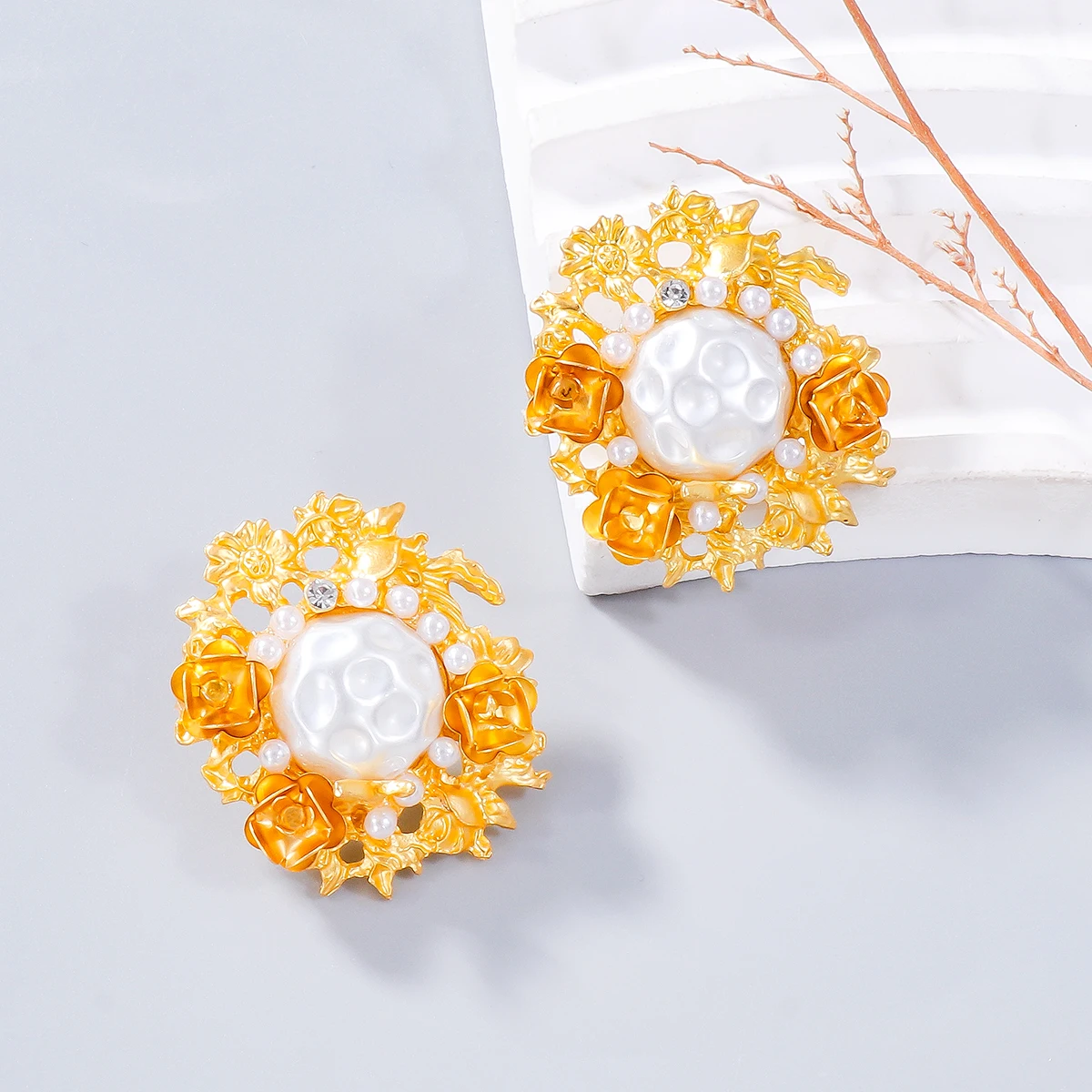 

Retro Imitation Pearl Flower Earrings Classic Golden Non Pierced Stud Earrings for Women Party Holiday Wedding Jewelry