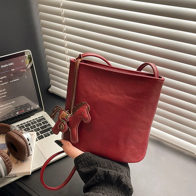 

Квадратные сумки кросс-боди из искусственной кожи красного цвета для женщин, весна 2026, новая коллекция, эстетичная винтажная сумка на плечо с магнитной застежкой, сумка для телефона