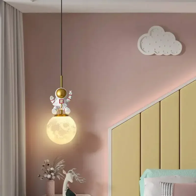 Lámpara colgante LED moderna para mesita de noche, candelabro de astronauta para habitación de niños, luz de noche de luna, accesorio de luz para decoración del hogar, Lustre