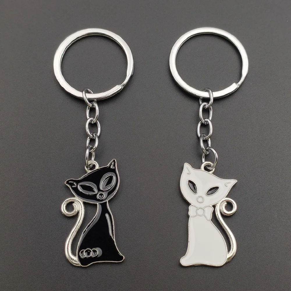 Fashion Simple Metal Cat Keyring Handbag Backpack Car Key Ring Chain Black White Cute Pendant Keychain Creative Accessories Gift