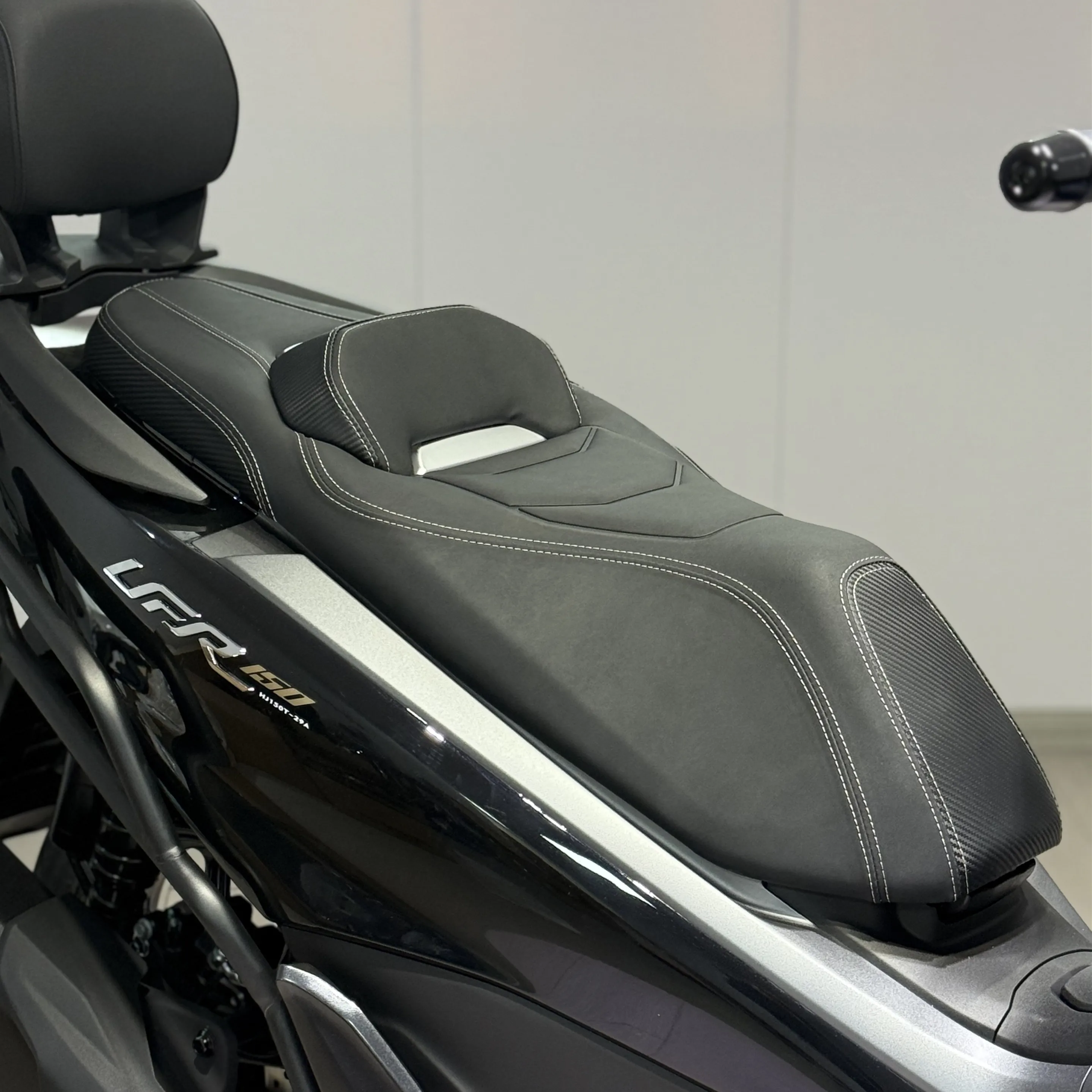 Cuscino Sella Moto Modificato con Schienale Ribassato 2cm per Haojue UFR150 Anni 2025-2026