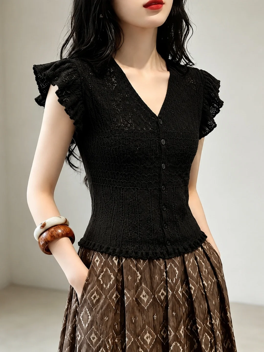 Summer 2026 Women's Soft Comfortable V-Neck Knitwear Single Button Korean Style Fashionable Personality Short Sleeve Top