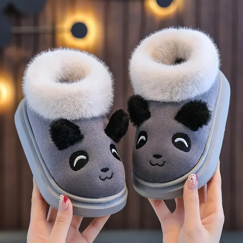 

Детская зимняя теплая обувь для мальчиков и девочек, хлопковые тапочки с милой пандой, мягкие плюшевые домашние уличные ботинки, нескользящая обувь без шнуровки на подошве из ЭВА