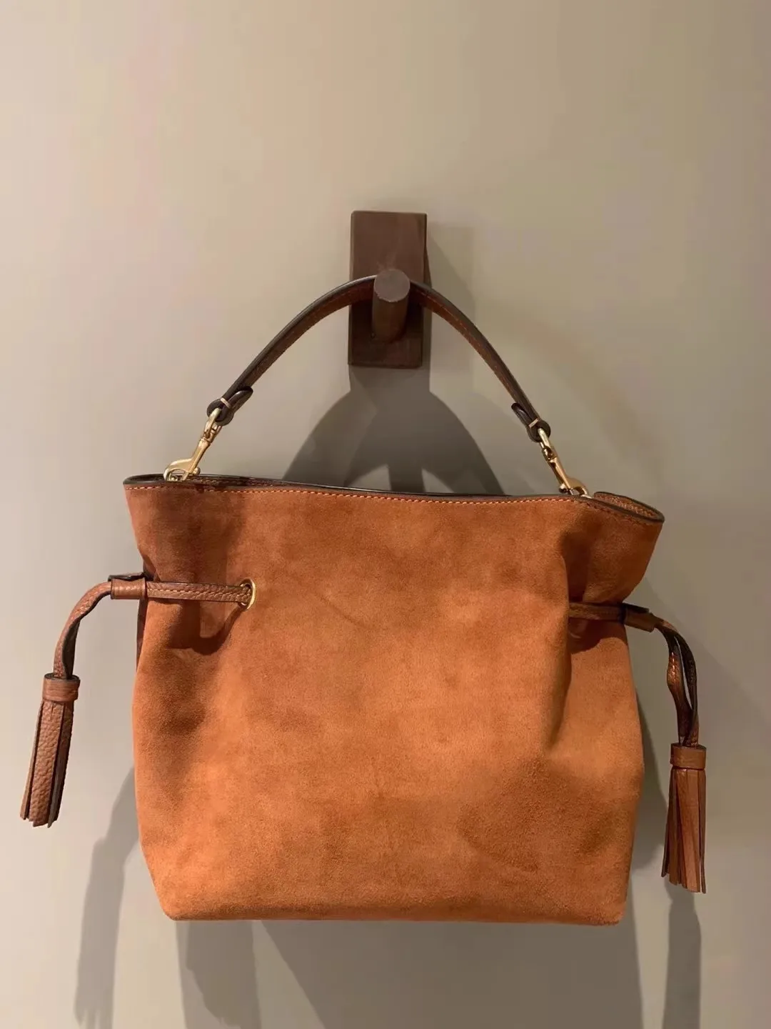 Women Brown Large Capacity Commuter Retro Tote Bag Plush Drawstring Water Bucket Bag Tassels Design One Shoulder Crossbody Bag