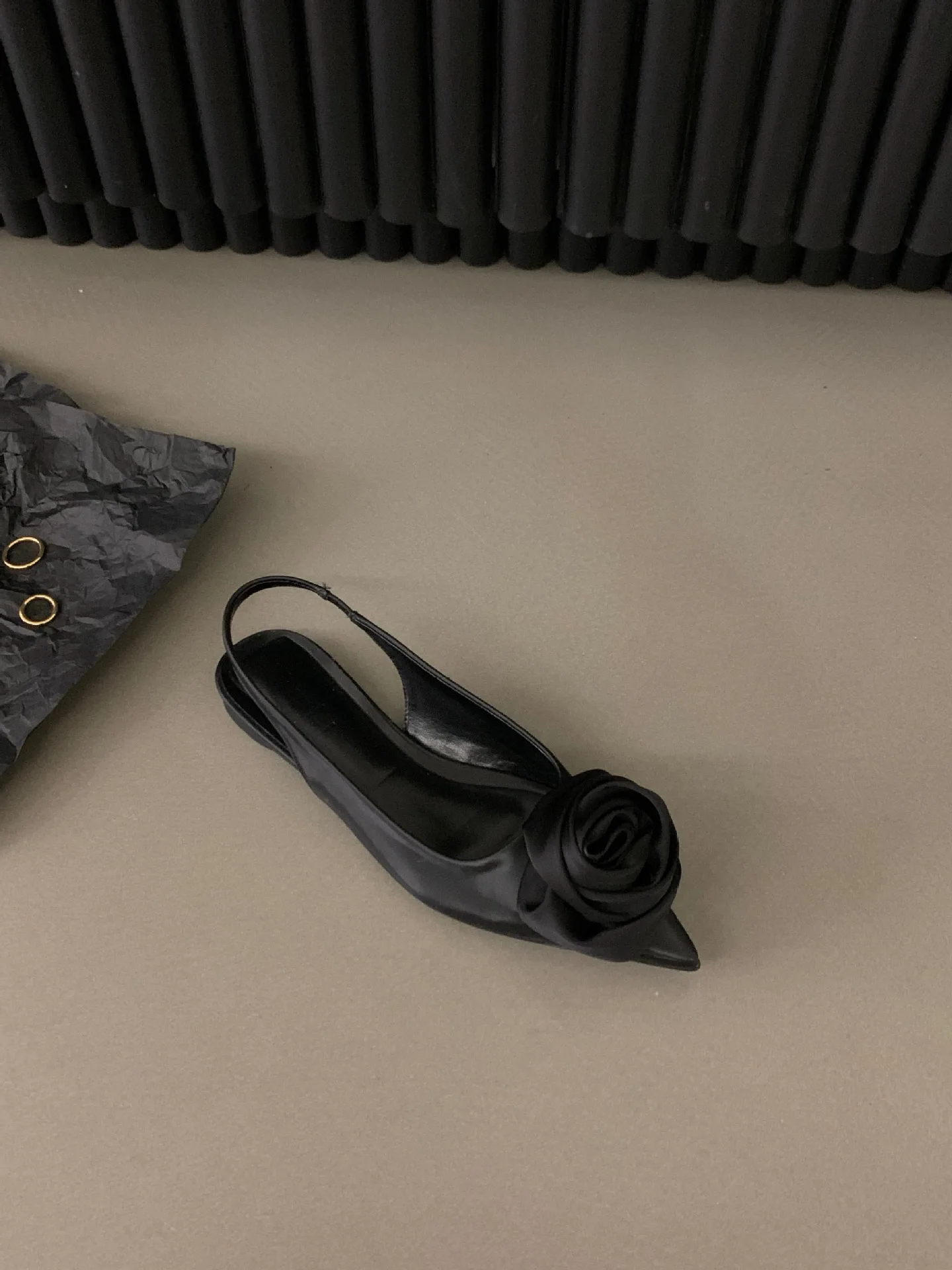 الفرنسية مسطحة القاع الأسود حزام الظهر حقيبة رئيس الصنادل المرأة 2025 الربيع/الصيف وأشار حجر الراين مزاجه حذا فردي للسيدات