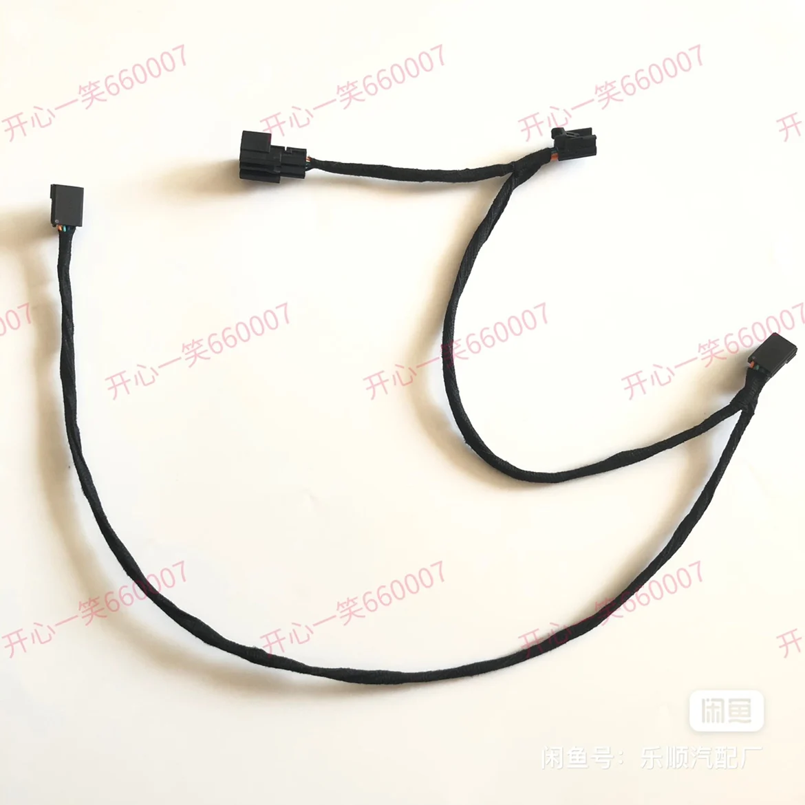 ไฟบรรยากาศโฟล์คสวาเกนหนึ่งแบ่งออกเป็นสองสายอะแดปเตอร์ลำแสงหนึ่งนาทีสามสายเทียมตัวผู้และตัวเมีย