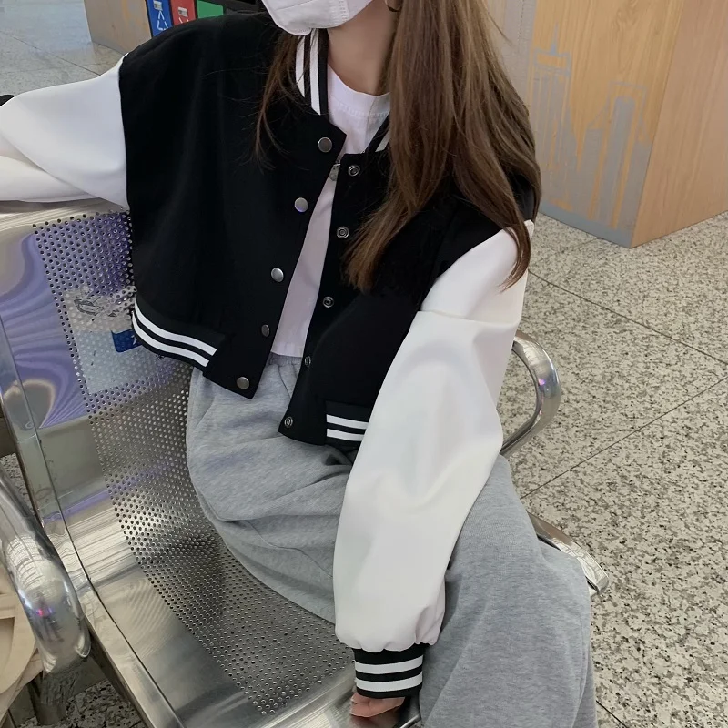 เสื้อแจ็คเก็ตเบสบอลสไตล์อเมริกันหวานๆ สำหรับผู้หญิง คอลเลคชั่นฤดูใบไม้ผลิ 2026 คอปกแบบเบสบอล แขนยาว สีขาว