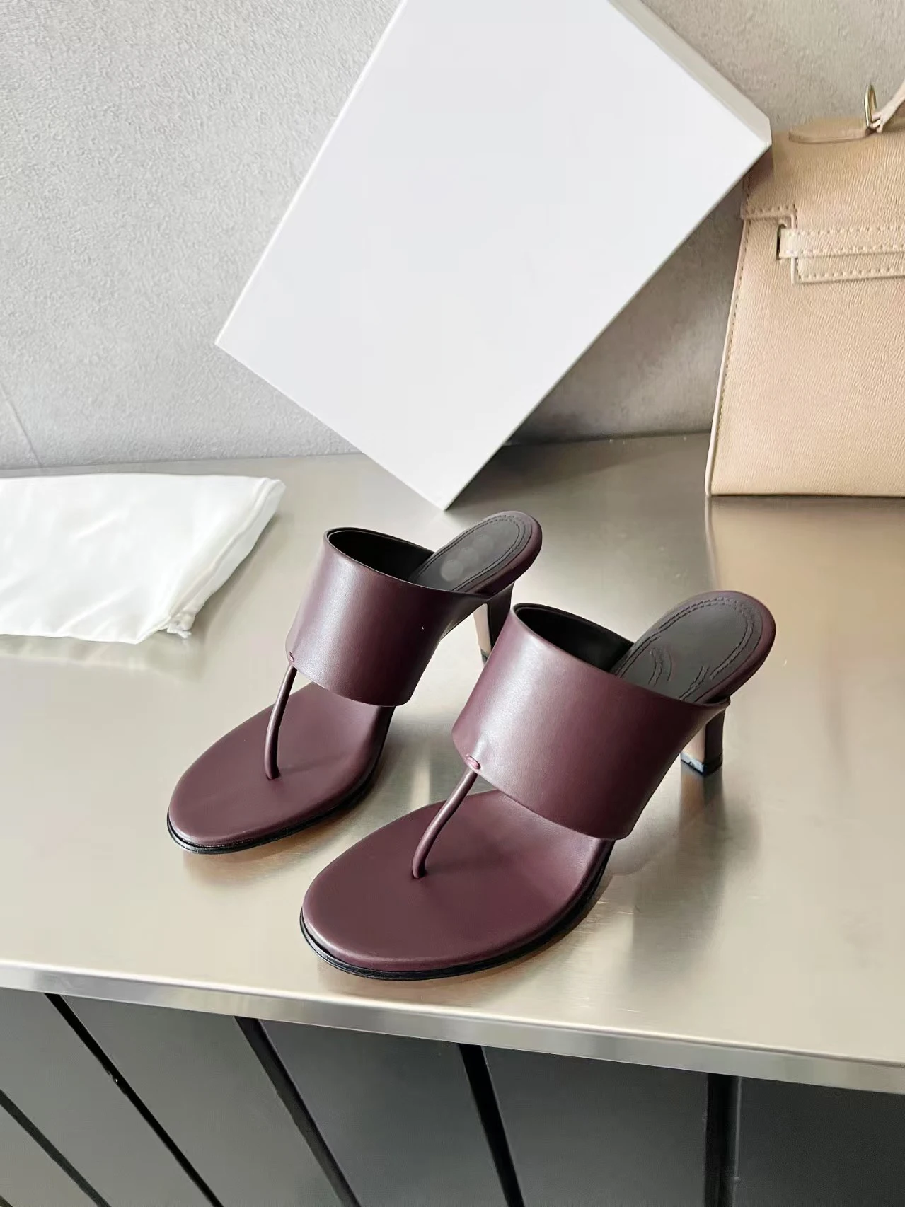 شباشب سوداء مفتوحة من الأمام بكعب عالٍ للنساء من الجلد الطبيعي بحزام واحد شرائح صيفية بكعب رفيع شباشب عصرية للنساء