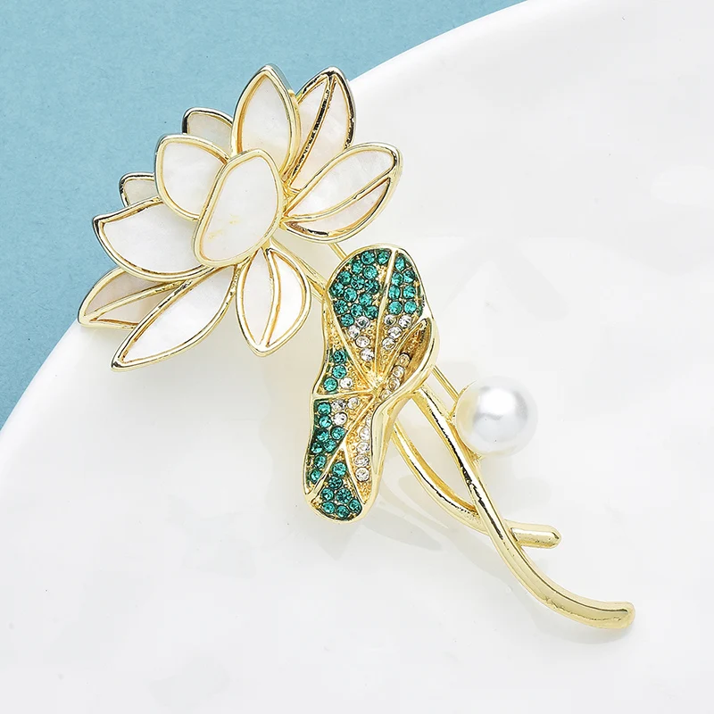 Wuli & baby حجر الراين لوتس ليف بروش اللؤلؤ زهرة دبابيس للنساء البدلة واللباس مجوهرات أنيقة الإكسسوار هدية