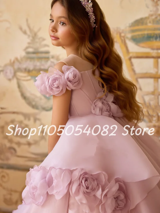 カスタマイズされたライトピンクのアップリケロマンチックなフラワーガールドレスラウンドネックビーズ3DアップリケAラインプリーツウェディングフラワーガールドレス