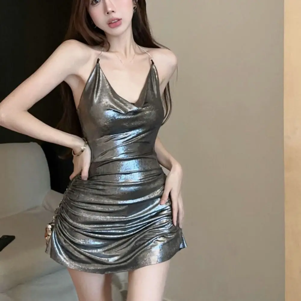 موضة مطوي الورك المعانقة تنورة عارية الذراعين لامعة أكمام الحمالة فستان رقيقة ملابس خاصة سليم فستان بكتافة فتاة حار