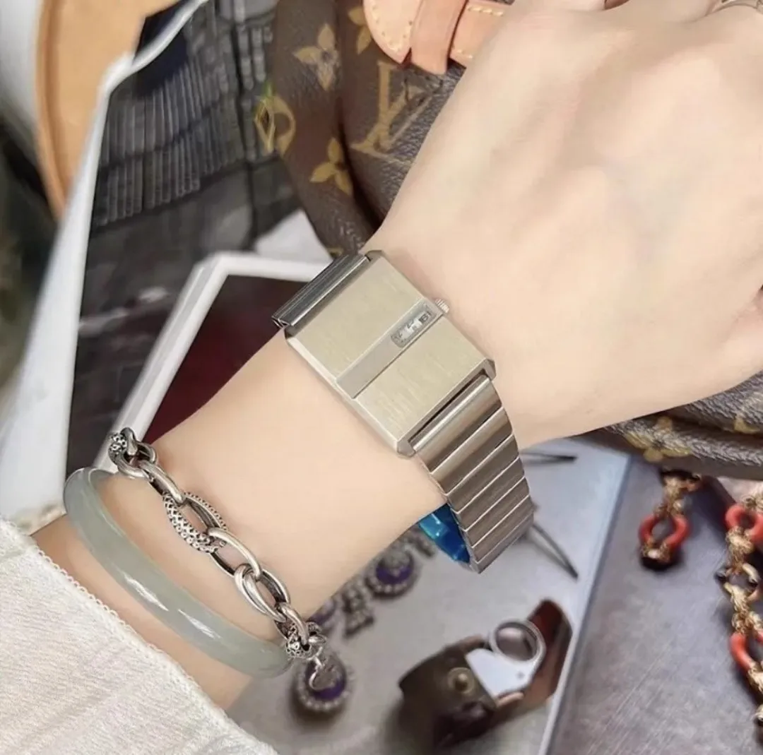 ساعات الزوجين الراقية الساعات النسائية حالة مربعة الكوارتز صديقة للبيئة أزياء بسيطة الرجعية تصميم ضوء العلامة التجارية الفاخرة بالجملة