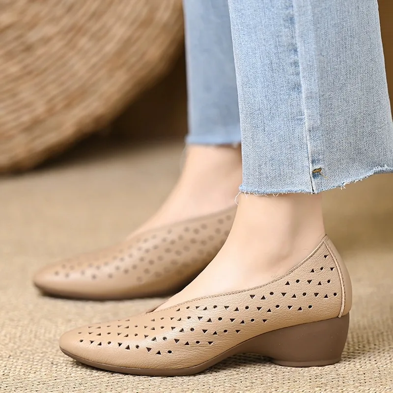 

Женская мягкая обувь с открытыми отверстиями, весенне-летние модные сандалии на среднем каблуке с острым носком на одной ноге и наклонном каблуке