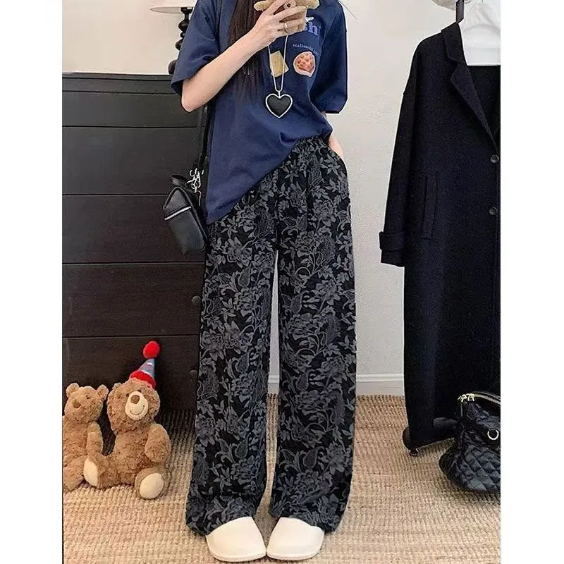 

Широкие брюки белого цвета. Женские весенние брюки с дофамином и эластичной талией. Техническая одежда для верховой езды. Минималистичные завязки. Узоры на поясе.