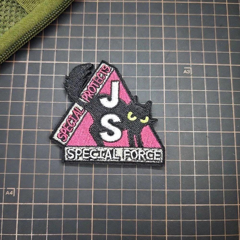 เข็มกลัดติดเสื้อการ์ตูนรูปแมว Delta Force May Xiaowen สำหรับคอสเพลย์ ตกแต่งกระเป๋า เครื่องประดับแฟชั่น อุปกรณ์ประกอบงานปาร์ตี้