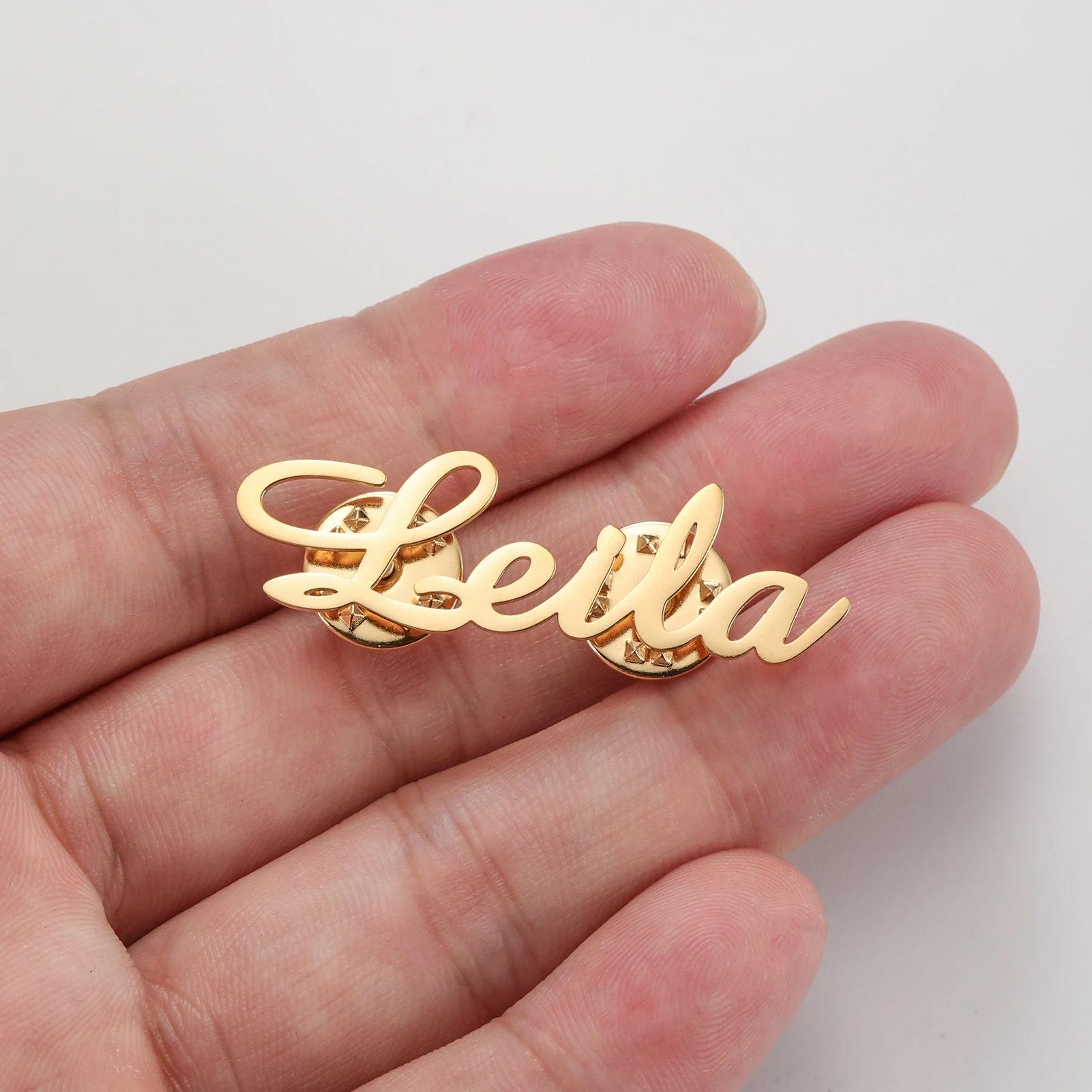 Skyrim Personalisierte Namensbrosche aus Edelstahl, Individuelles Namensschild, Trendiger Schmuck, Geschenk für Frauen und Männer – Detail 5