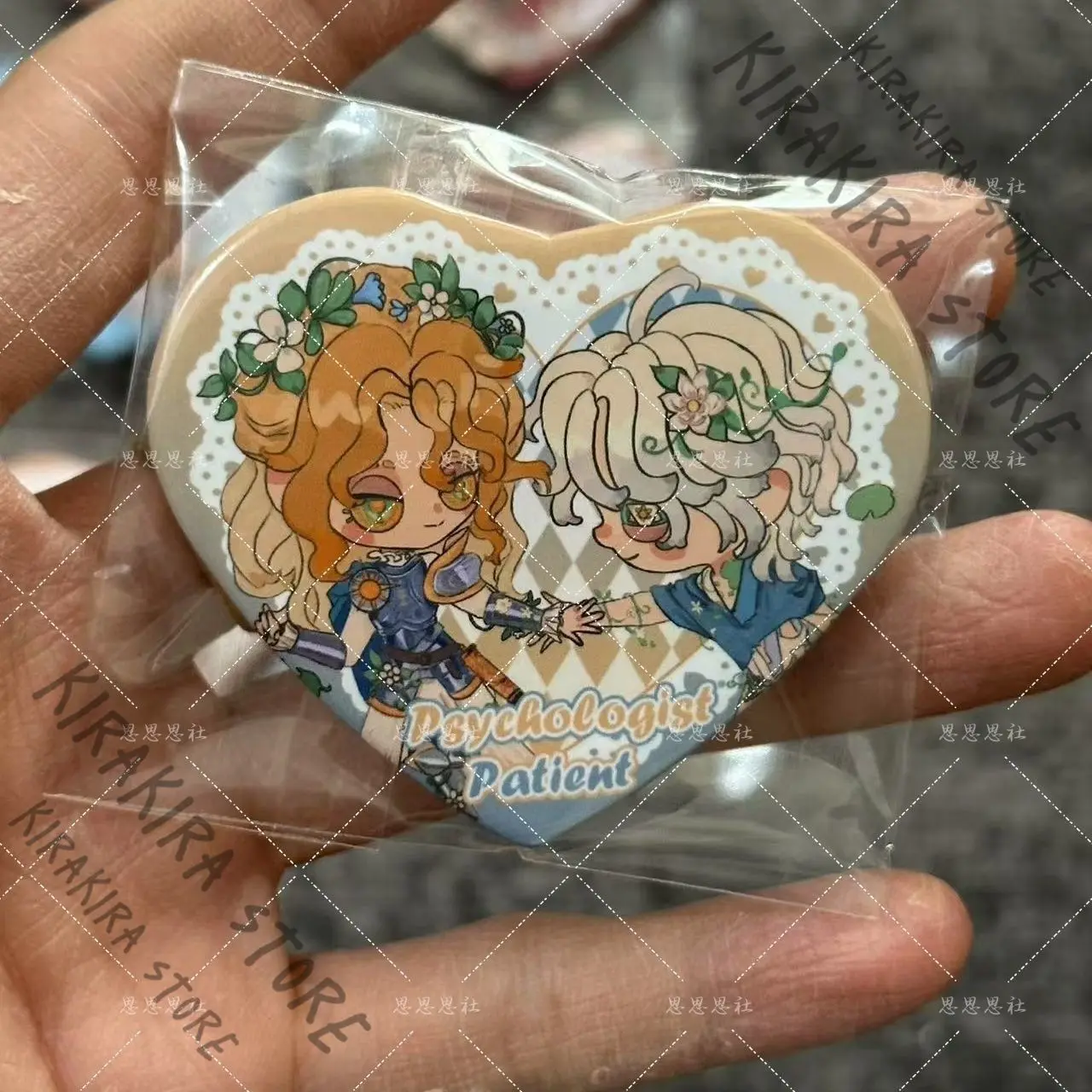 Badge Cœur Cosplay Anime Emma Woods - alternate angle