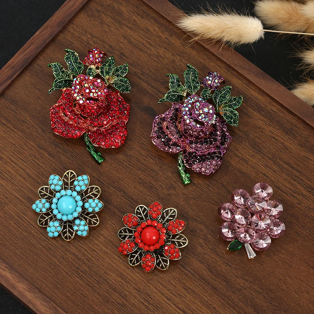 Sweet Flower Shape Lapel Pin Inlaid Shiny Rhinestones Brooches All-match Versatile Corsage Accessories Brooches for Women