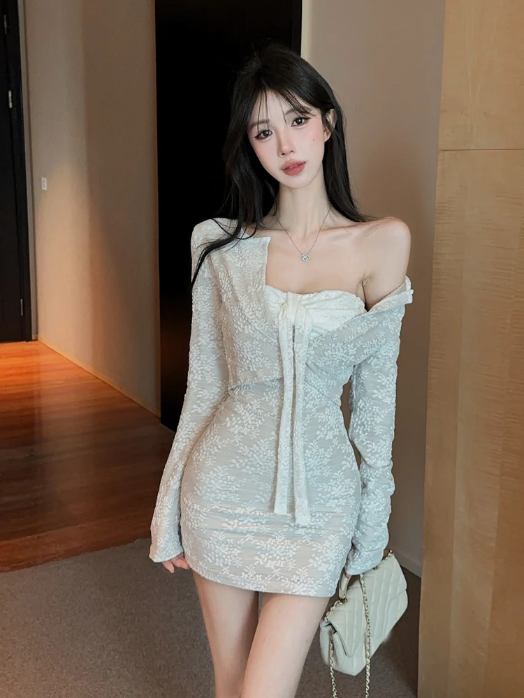 Pure Desire Style Slimming Lace Trimmed Long Sleeve Dress Set with Inner Wear Strap Design And Chest Pad for Women