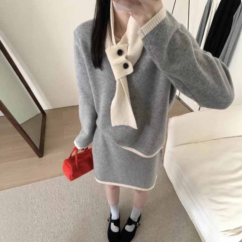 

2026 Весенне-осенний корейский ленивый ветер контрастного цвета, маленький ароматный ветровой свитер из трех предметов, комплект с короткой юбкой и шарфом