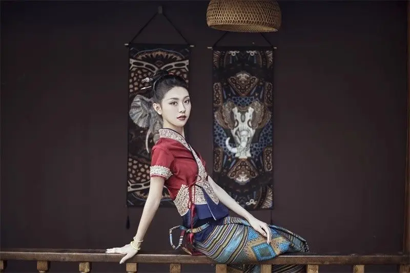 A Chinese Dai ethnic group wine red seven-quarter sleeve skirt and Southeast Asian-style ethnic costume set