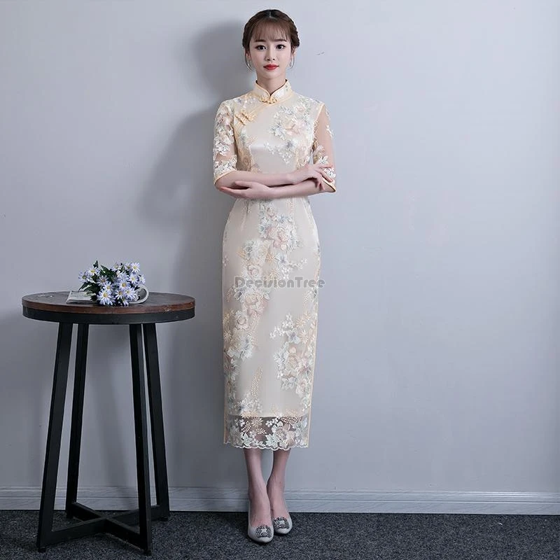 ชุดกี่เพ้าสไตล์จีนใหม่ปี 2025 ปักลายลูกไม้แบบเรียบง่าย ชุดเดรสแฟชั่นย้อนยุค แขนสั้น คอตั้ง ทรงเข้ารูป