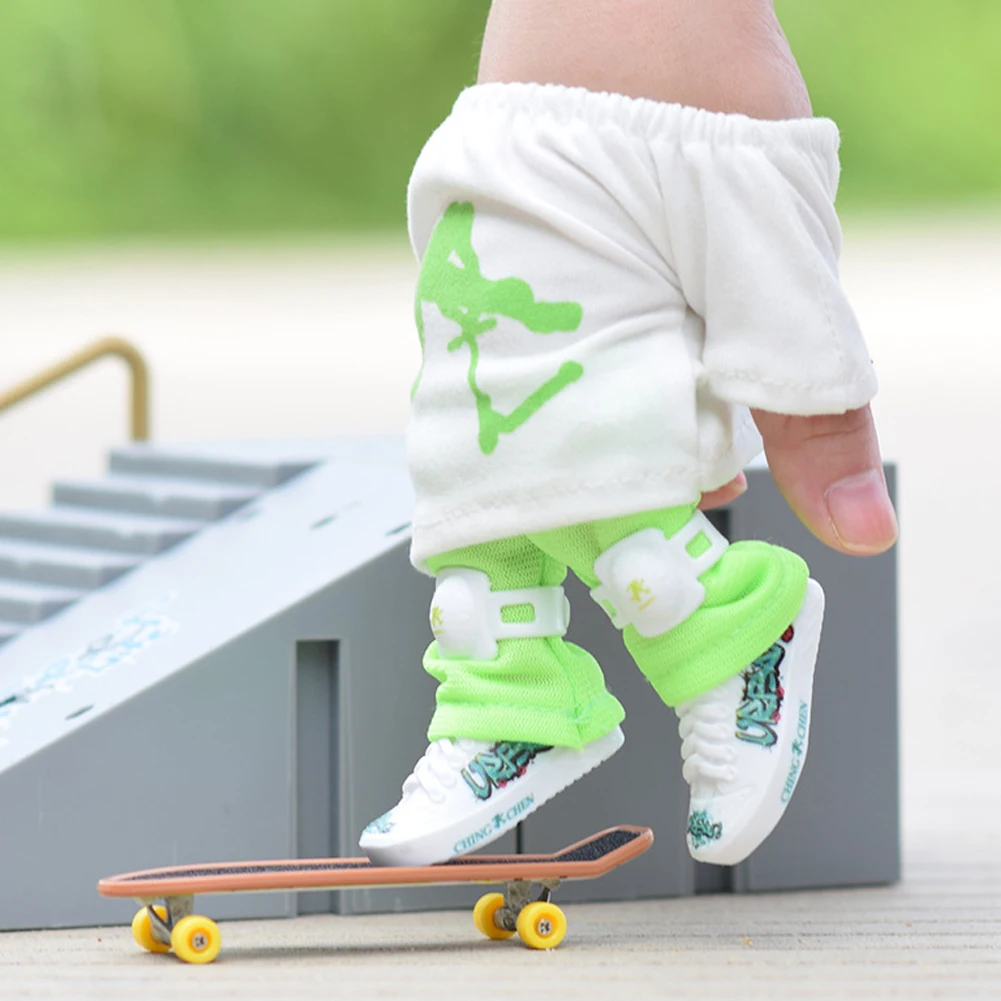 Mini Finger Skateboard Set with Pants and Shoes Multicolors Halloween Party Favor Kids Birthday Gift Game Toys