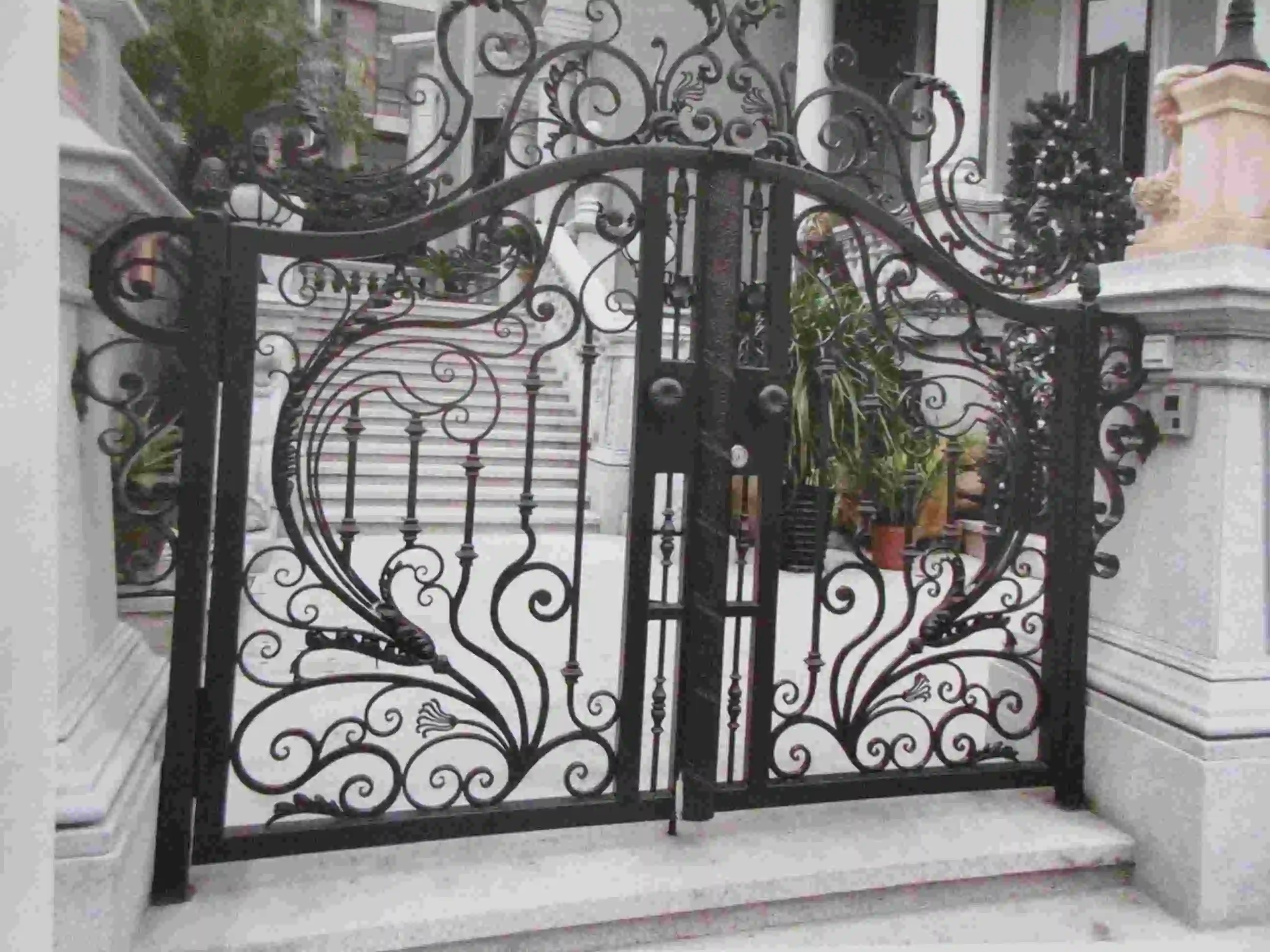 Wholesale Wrought Iron Driveway GatesEuropean Vintage Black & Gold Carved Aluminum Villa Gate China