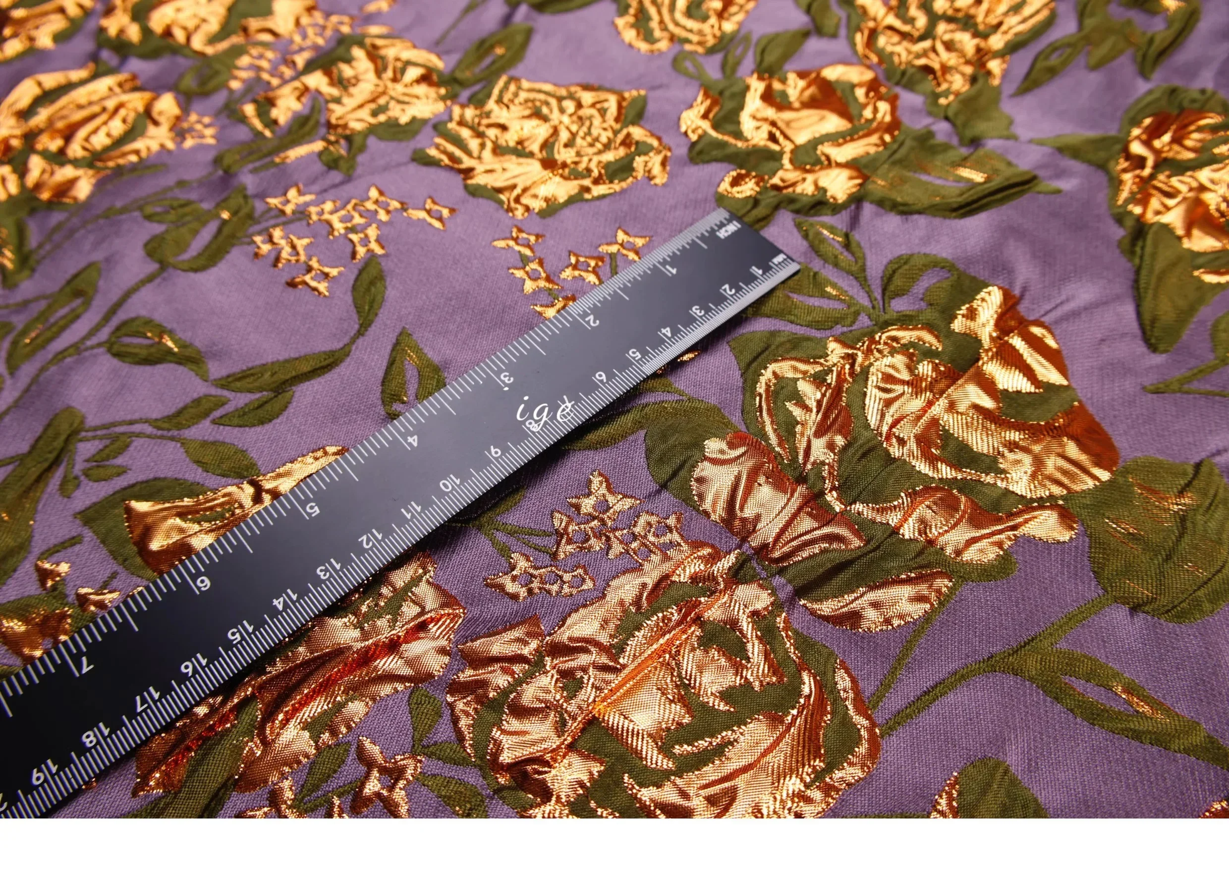 

Глянцевый и жесткий силуэт ретро фиолетовый и золотой цветок рельефная жаккардовая ткань весна и лето юбка дизайнерская ткань DIY
