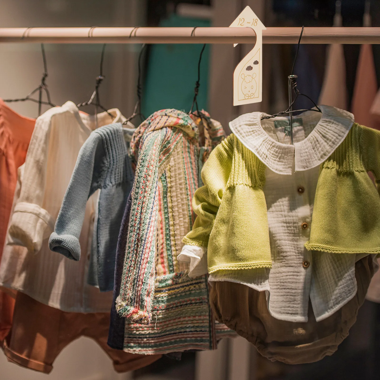 6 個のベビー服ディバイダークローゼットサイズディバイダー木 - Baby Clothing Hanger Dividers のレビューと価格