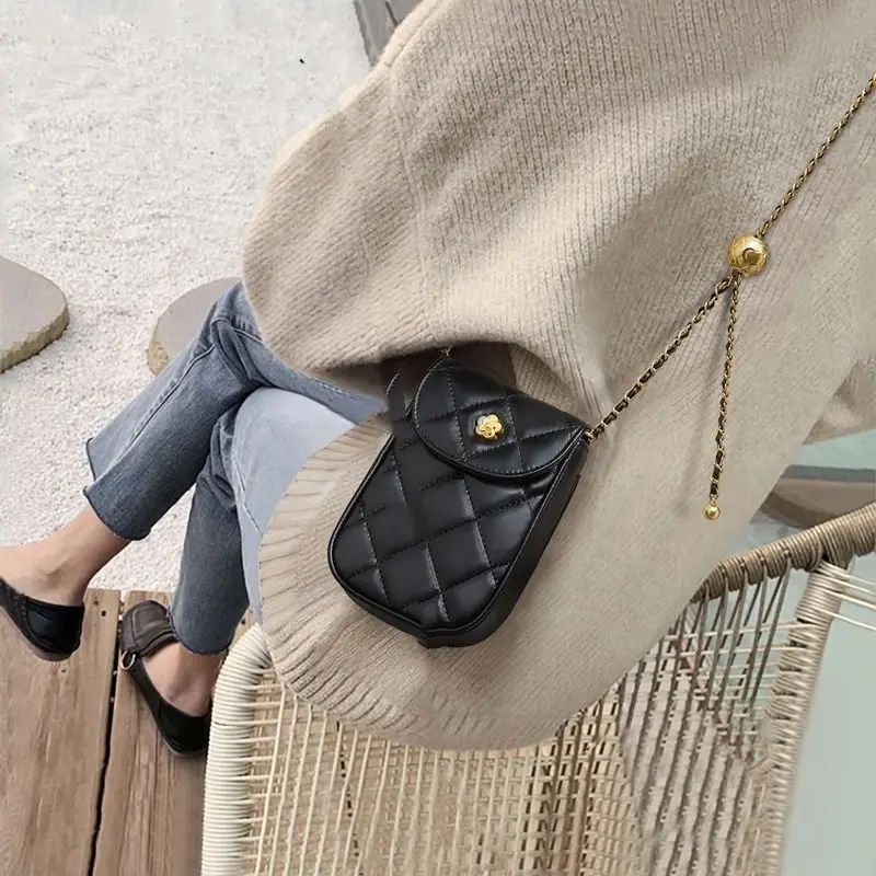 Fashion Women's Leather Crossbody Bags, Metal Flower Chain Shoulder Bag, Suitable for Commuting, Banquets and Other Occasions