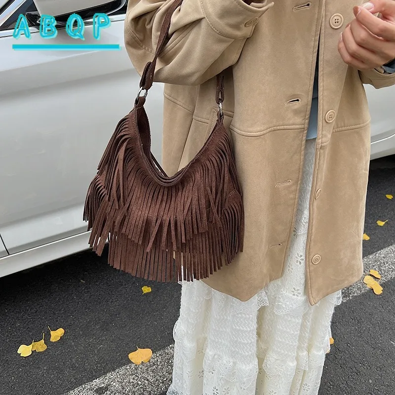 حقيبة كتف شرابة سعة كبيرة للنساء 2025 ريترو شعبية جديدة بسيطة حقيبة ساع حقيبة يد عصرية