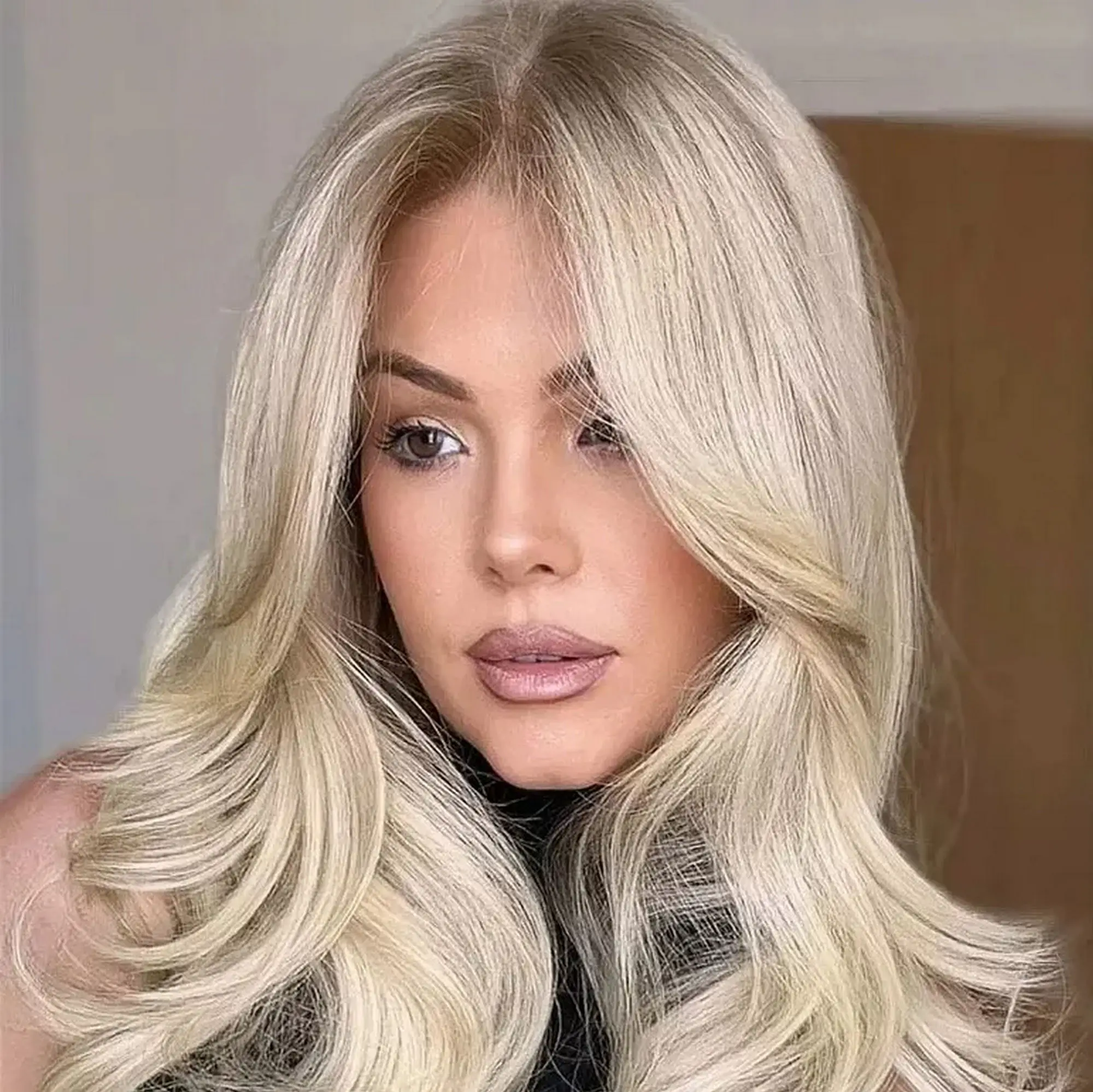 Perruque Futura Body Wave longue et tendance, cheveux synthétiques à reflets blond platine ombré cendré, perruque Lace Front transparente pour femmes