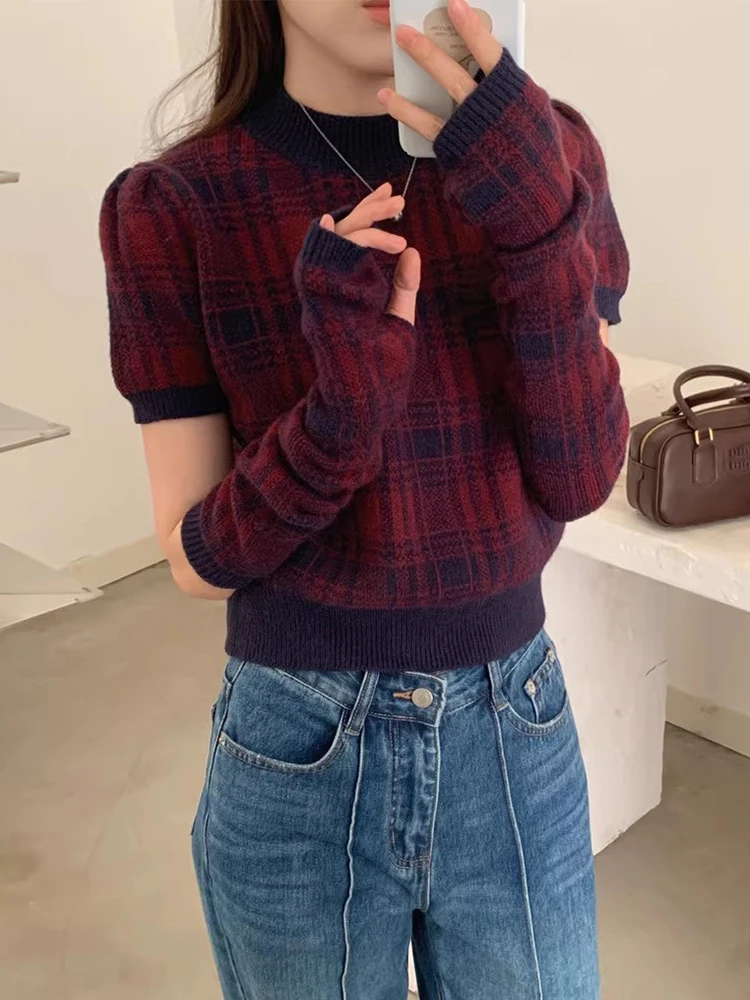 Elegancki zimowy sweter damski z efektem odmładzającym, okrągły dekolt, kolorowy, w kratę, casualowy, uniwersalny, luźny krój, idealny do pracy...