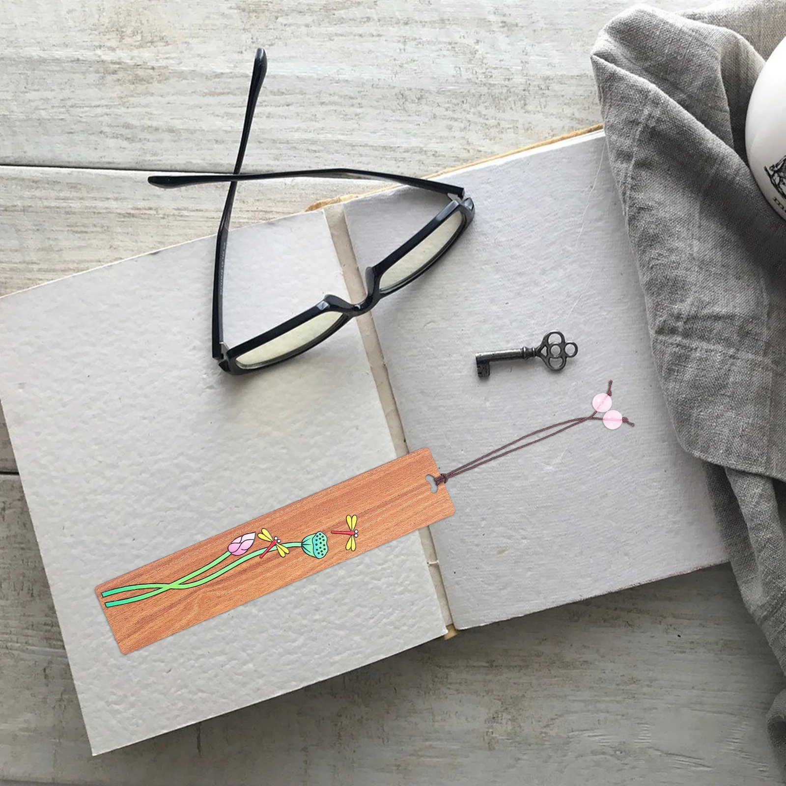 

1pc Wooden Painted Bookmarker Creative Page-Marker Wood Bookmark Practical Lightweight Simple Design Gift