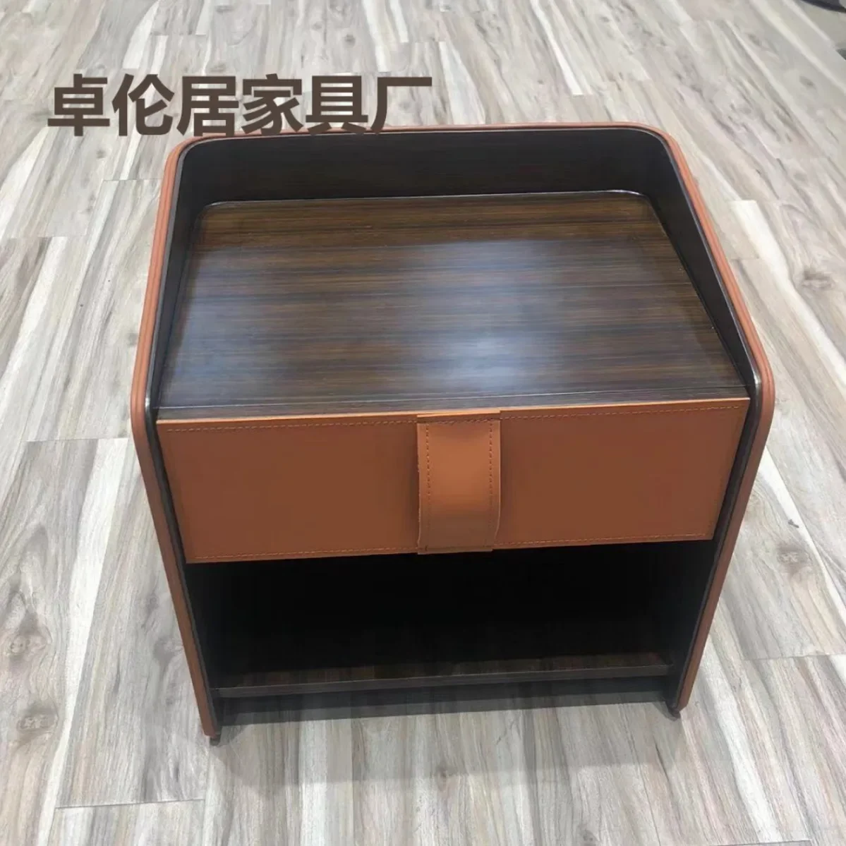 طاولة بجانب السرير من الخشب الصلب الإيطالي البسيط وغرفة النوم من خشب الجوز وخزانة بجانب السرير مصنوعة من الجلد وخفيفة الوزن وخزانة تخزين من الخشب الصلب الفاخر #2