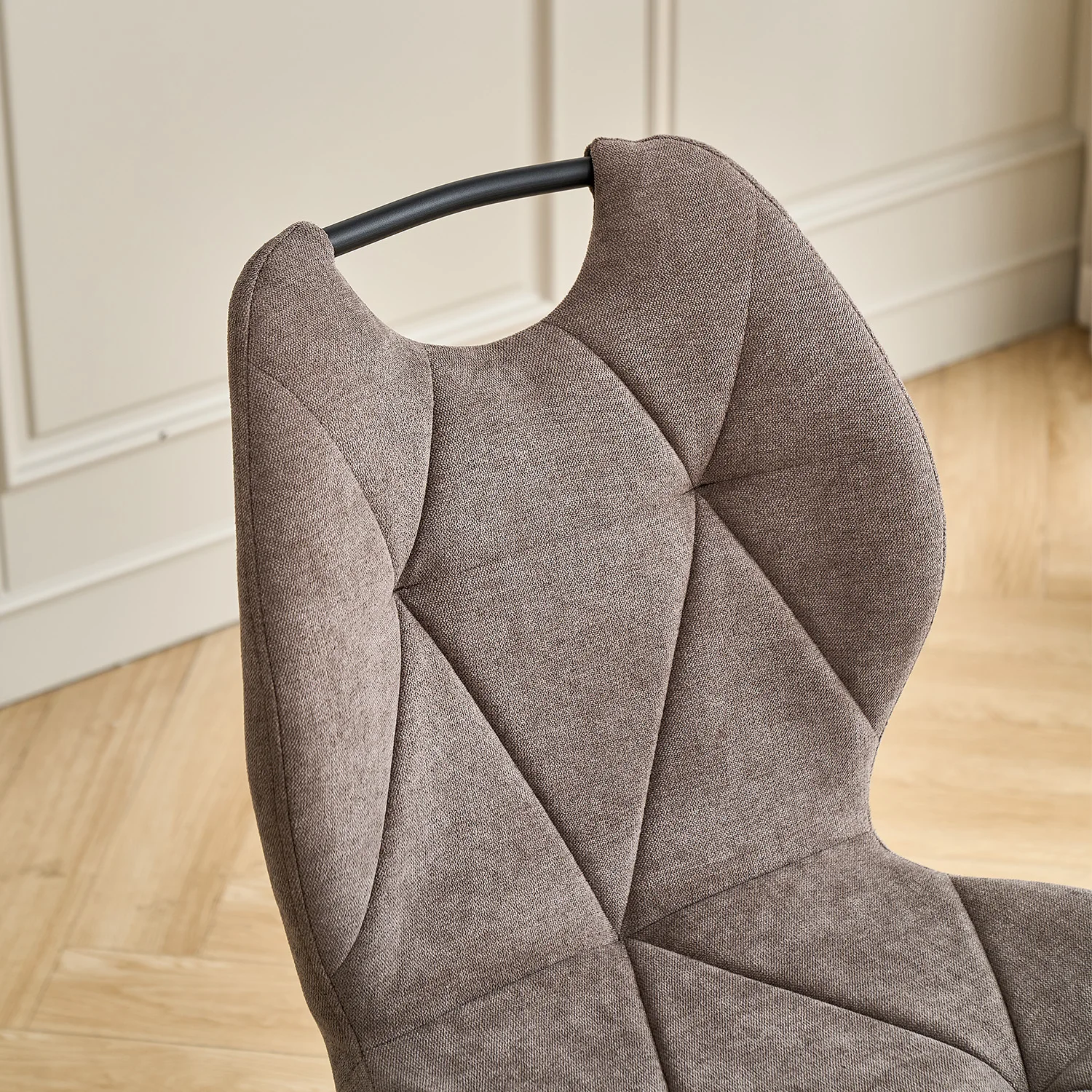 Ein Set aus 4 modernen Esszimmerstühlen + rundem Esstisch, rundes Esstisch-Set mit gepolsterten Stühlen, für Familien- und Café-Nutzung. – Detail 5
