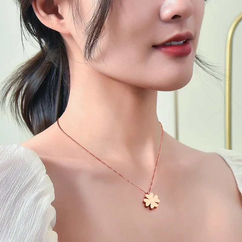 Brandneue, lichtbeständige Goldblumen-Halskette, Schlüsselbein-Halskette, Geschenk für Frauen, modische Halskette aus Titanstahl