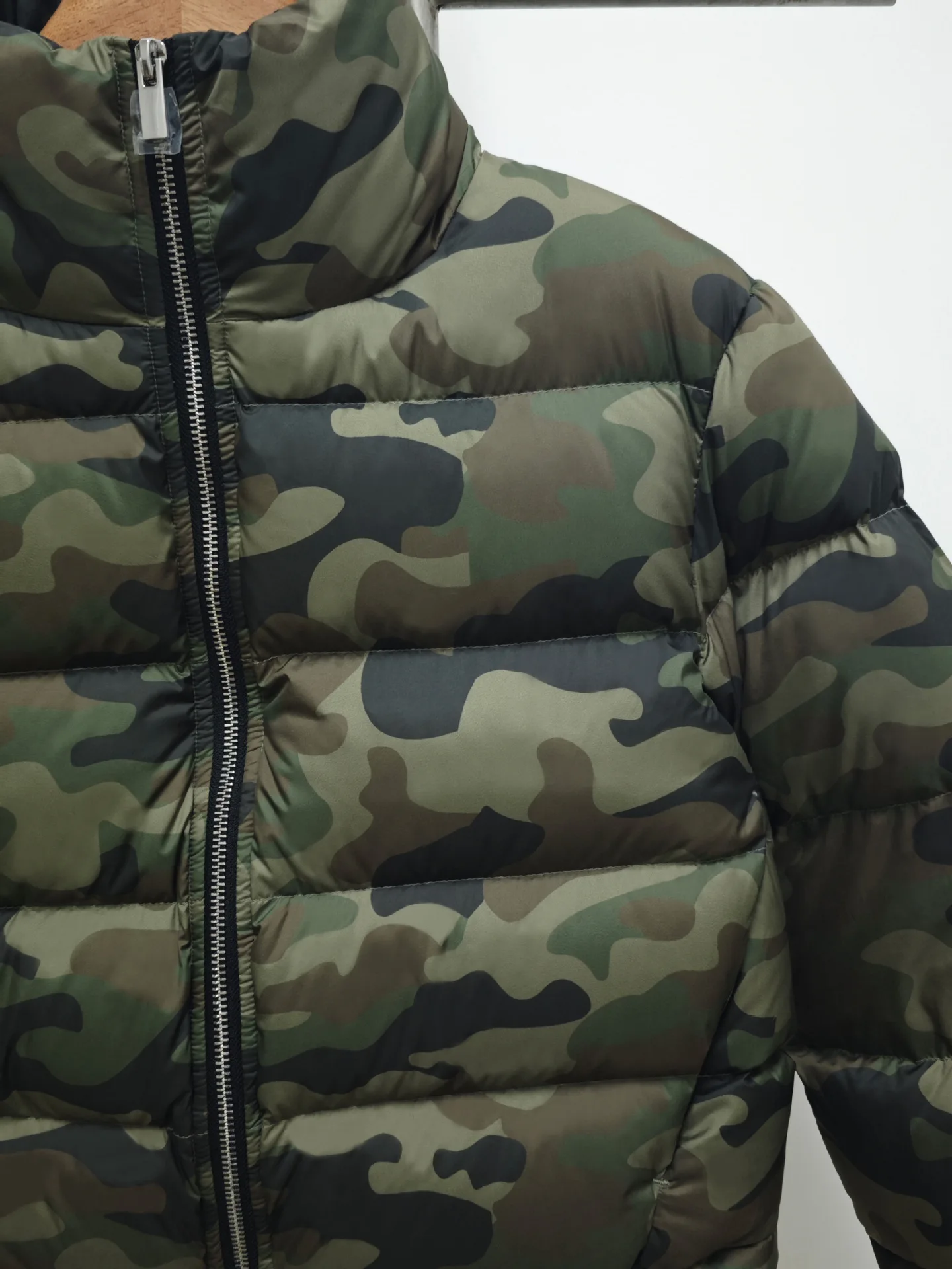 클래식한 짧은 카모플라주 다운 재킷, 겨울 따뜻함을 위한 화이트 덕 다운 충전 여성용 다운 재킷 2025 신상