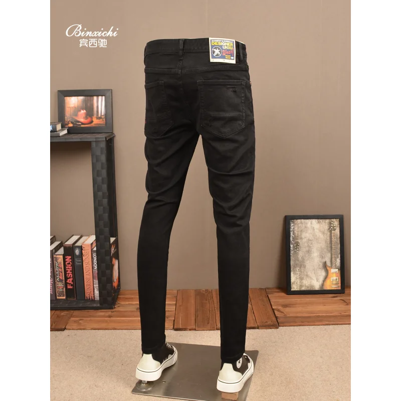 

Осень-зима 2025: черные рваные джинсы, мужские модные, крутые и эластичные повседневные мужские брюки высокого класса с небольшой ногой