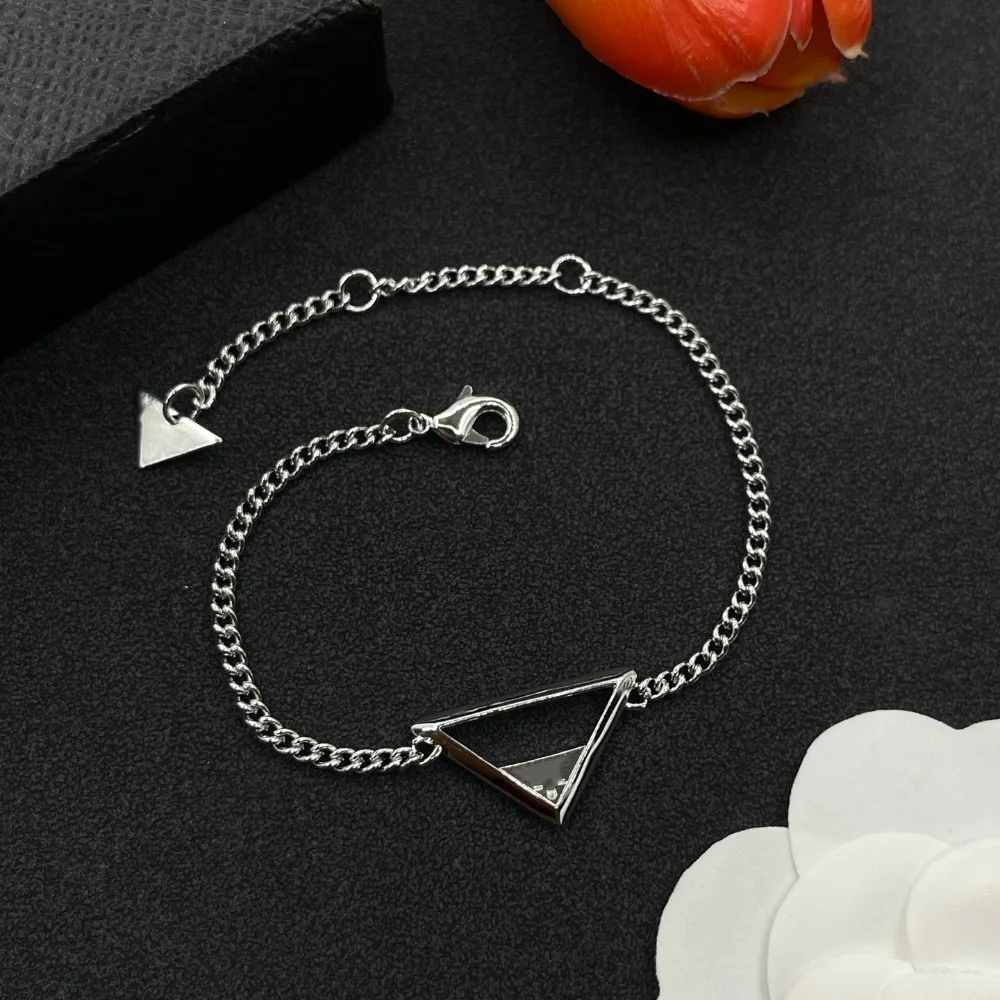 

Polished Metal Link Bracelet with Triangle Detail Minimalist Light Luxury Wrist Jewelry Adjustable Chain Ladies Casual Evening Party Decorative Accessory Gift