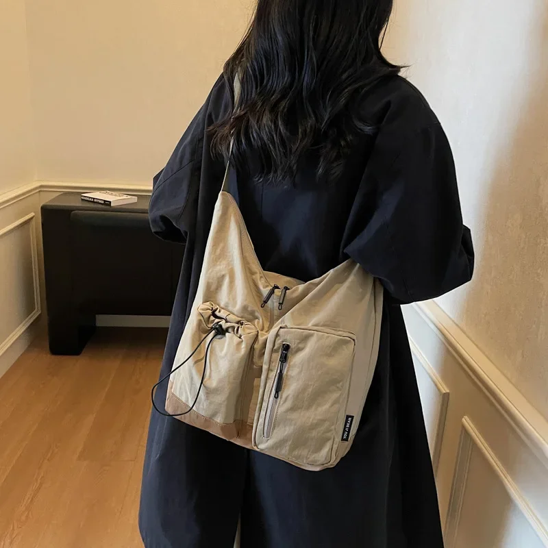 حقيبة نسائية رائعة فاخرة وخفيفة الوزن برباط بسيط بألوان متباينة حقيبة كتف من القماش المركب حقيبة كروس